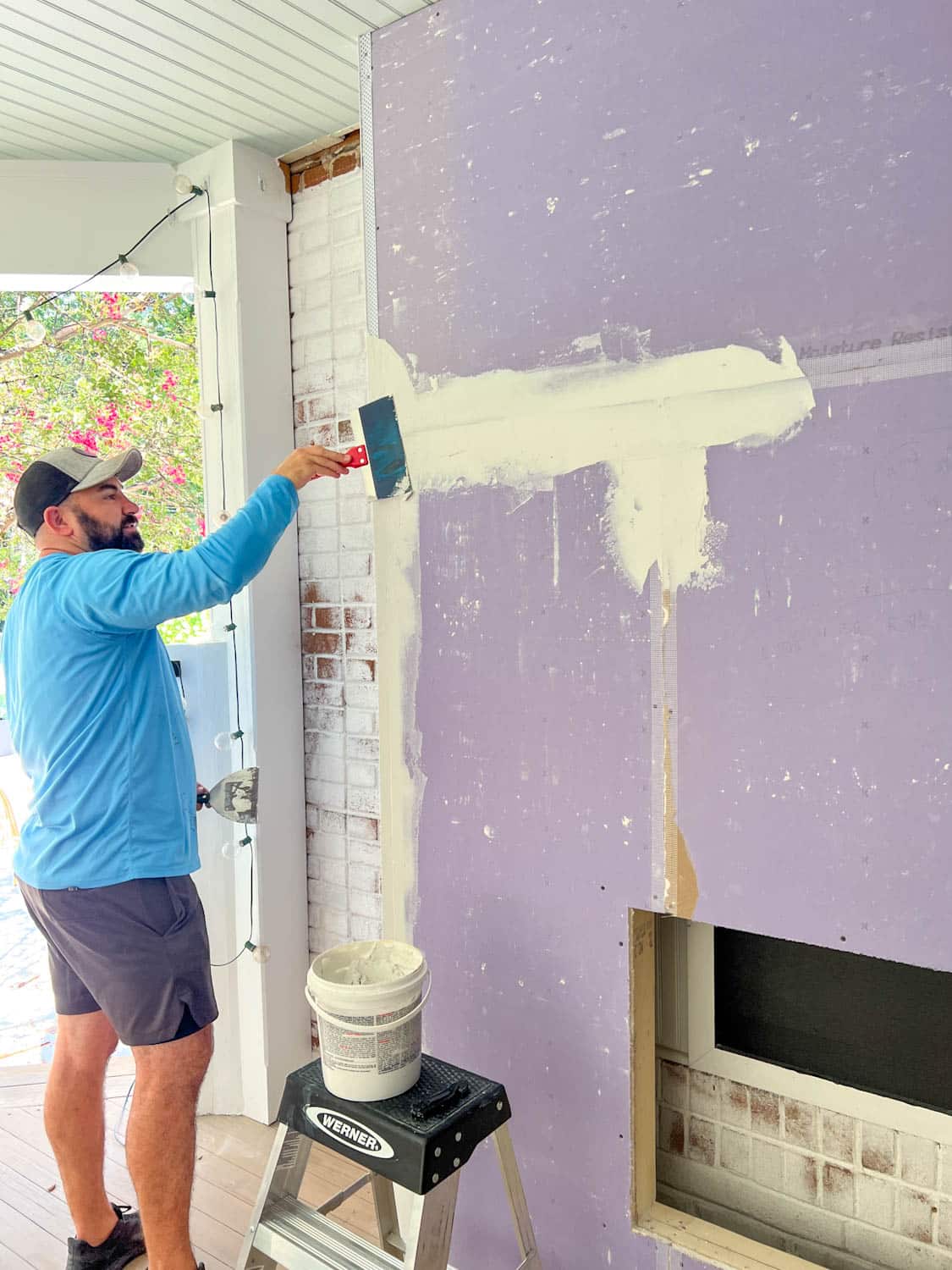 applying joint compound to drywall seams